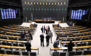 Câmara debate reestruturação de carreira de servidores