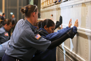 Receita dos EUA vaza dados fiscais de milhares de pessoas para setor de imigração, diz jornal