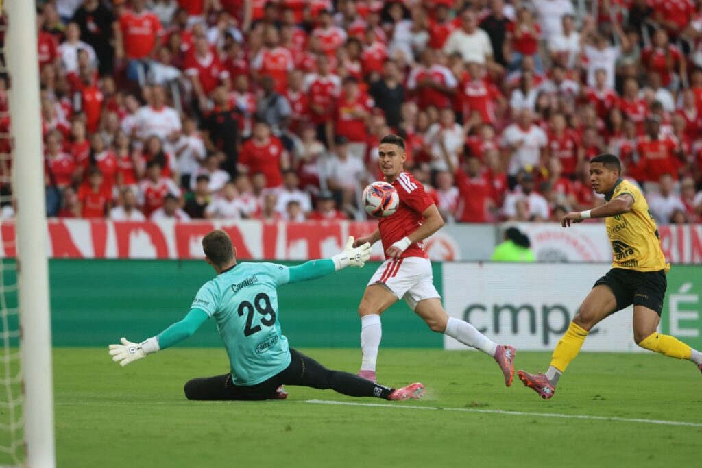 Internacional goleia o Ypiranga por 4 x 0 e avança para a final - destaque galeria