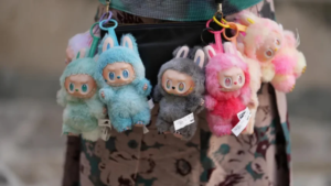 ONG denuncia fábrica de Labubu por explorar trabalhadores na China e regular idas ao banheiro