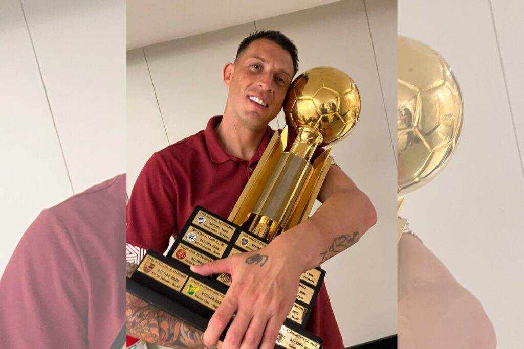 Imagem colorida de post do Lanús no X- Metrópoles