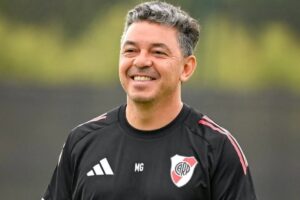 Imagem colorida de Marcelo Gallardo sorrindo - Metrópoles