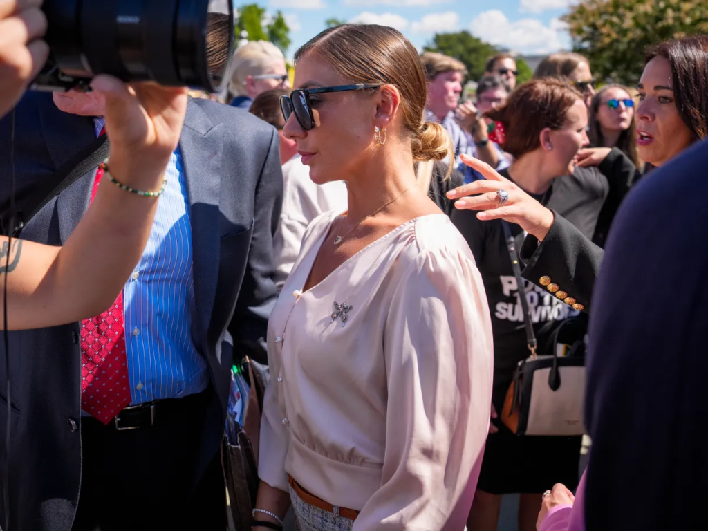 Temos que ensinar limites aos filhos, diz vítima brasileira de Epstein e mãe de uma menina