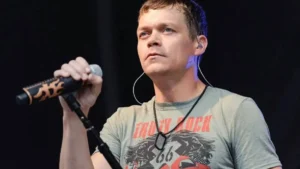 Morre Brad Arnold, vocalista do 3 Doors Down, aos 47 anos
