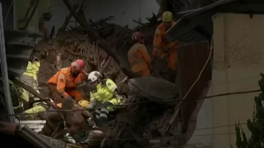 Mulher passa madrugada soterrada de cabeça para baixo e é achada viva em MG