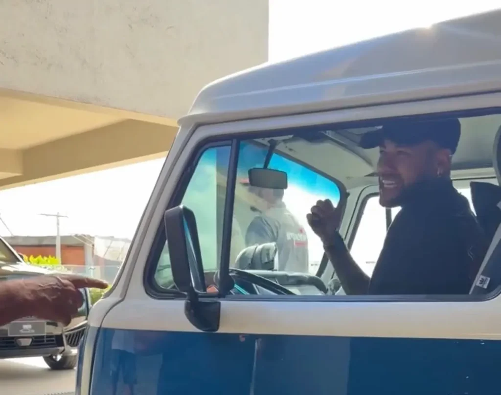 Neymar vai ao CT do Santos com Kombi que ganhou de presente de aniversário