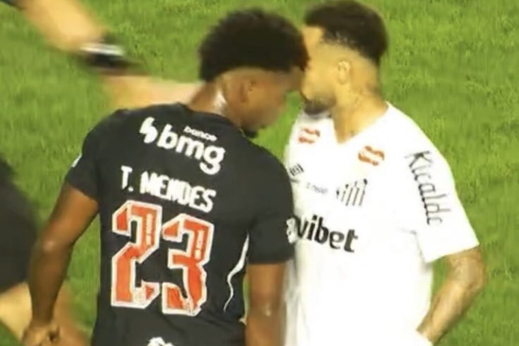 Leitura labial revela discussão entre Neymar e Thiago Mendes; confira - destaque galeria
