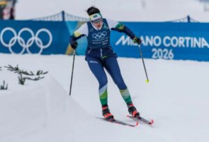 Imagem colorida da competição de esqui cross country nas olimpíadas de inverno- Metrópoles