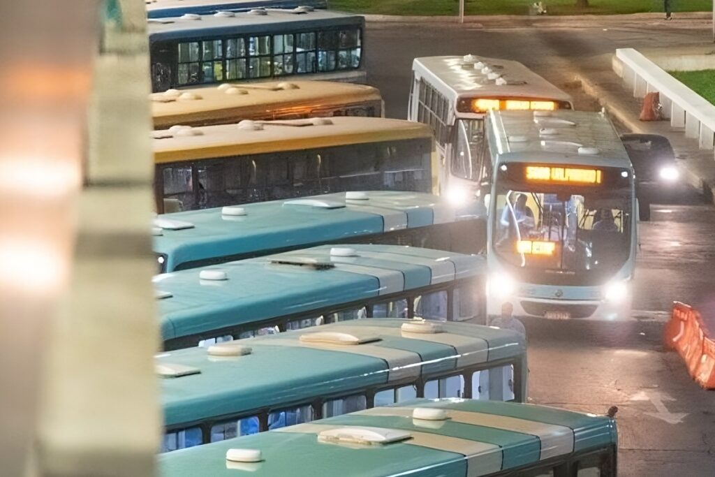 Ônibus em terminal no Entorno do DF