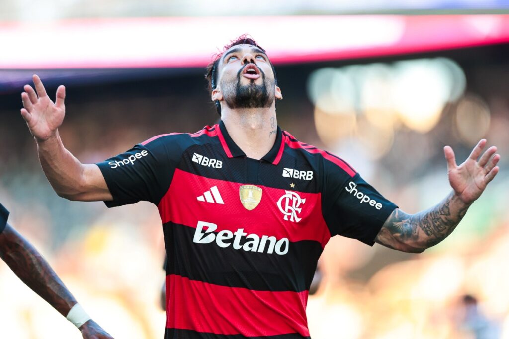 Imagem colorida de Lucas Paquetá comemorando gol - Metrópoles