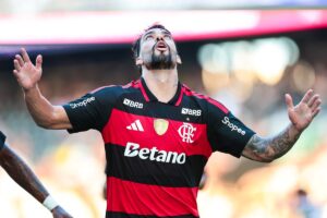 Imagem colorida de Lucas Paquetá comemorando gol - Metrópoles