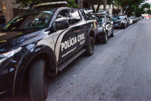 Homem é suspeito de arrastar ex-namorada por 400 metros com carro em MG