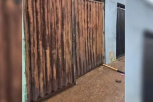 “Sai para fora que vou te matar”: Jovem reúne amigos e tenta derrubar portão da ex-namorada a chutes em Rio Verde