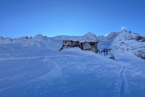 Freerider gets caught in an avalanche on the Marmolada and dies