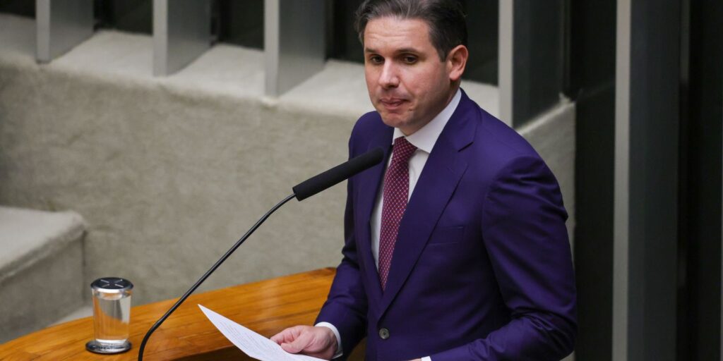 Decisão de Flávio Dino sobre penduricalhos foi "feliz", diz Hugo Motta