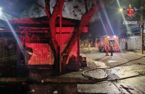 Incêndio atinge quiosque em frente ao Hospital Regional do Guará