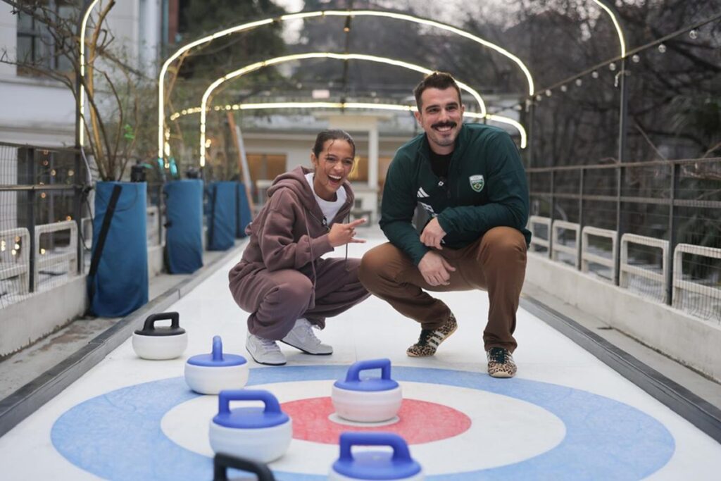 Jogos de Inverno: Rayssa Leal visita Casa Brasil e joga Curling - destaque galeria