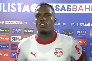 Foto colorida de zagueiro do Bragantino - Metrópoles