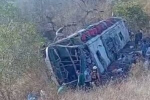 Acidente com ônibus de romeiros deixa ao menos 15 mortos no sertão de Alagoas