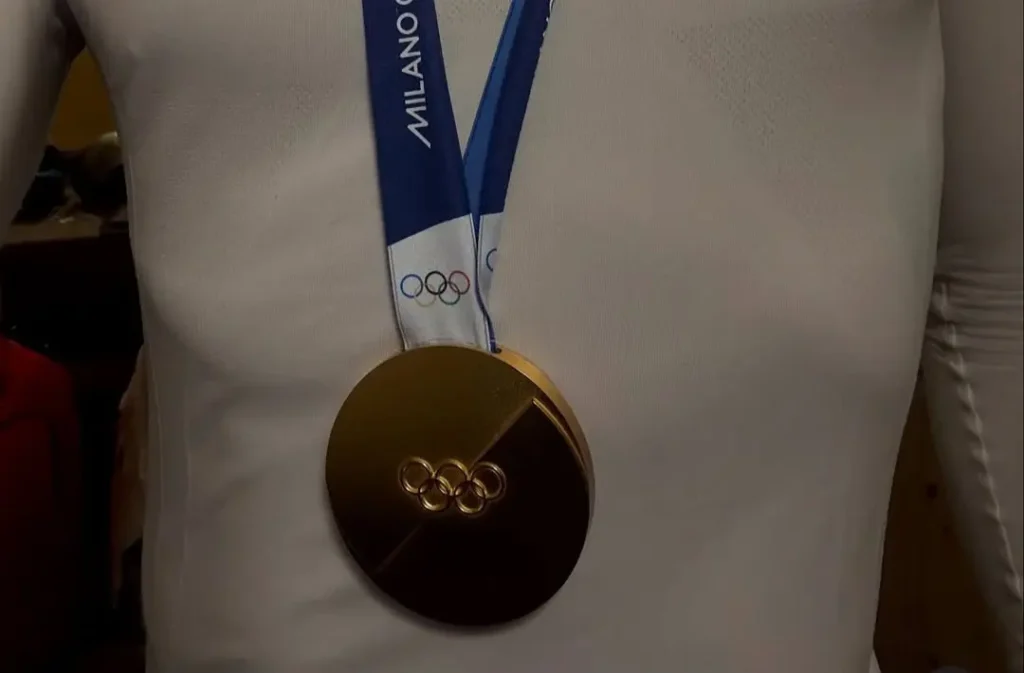 Ao som de Erasmo Carlos, Lucas Pinheiro exibe medalha nas redes sociais: 'É do Brasil