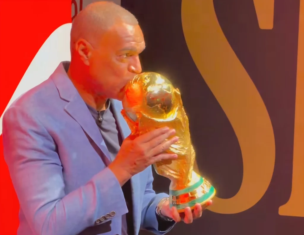 Taça da Copa Mundo inicia tour pelo Brasil com pentacampeão como anfitrião