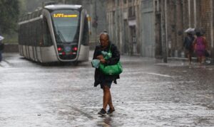 Temporal gera estágio de atenção em morros de Santos e alerta severo em Guarujá