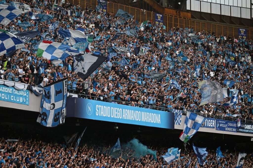 Foto colorida da torcida do Napoli comemorando o título do campeonato italiano - Metrópoles