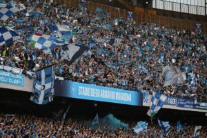 Foto colorida da torcida do Napoli comemorando o título do campeonato italiano - Metrópoles