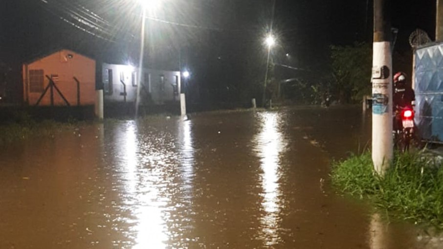 Chuva forte provoca naufrágio com duas mortes em Ubatuba