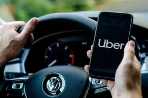 Uber divulga lucro abaixo das expectativas e anuncia saída do diretor financeiro