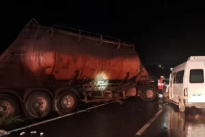 Colisão entre van e carreta deixa 9 feridos na BR-020 após acidente em Formosa
