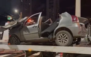 Jovens são arremessados após caminhonete furar sinal vermelho no Setor Bueno em Goiânia