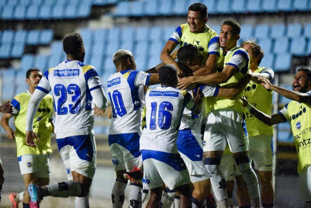 Jogadores do São José comemorando gol diante do XV de Piracicaba