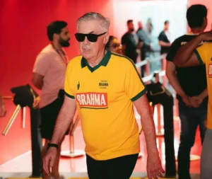Treinador da Seleção, Ancelotti aparece em camarote no Carnaval de Salvador