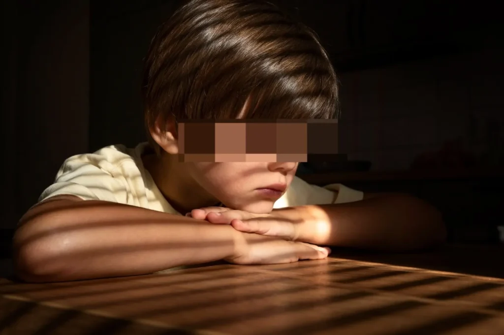 Mãe é presa ao isolar criança com autismo e alimentá-la apenas 1 vez ao dia