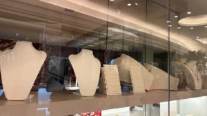 Ladrão leva R$ 500 mil após passar noite em joalheria de shopping em Goiânia