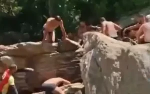 Criança sobrevive a afogamento após 20 minutos submersa em fenda de cachoeira em Pirenópolis Vítima caiu na água e ficou presa sob uma pedra