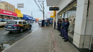Após fim do prazo para desocupação, prefeitura apreende mercadorias de ambulantes na Avenida 24 de Outubro