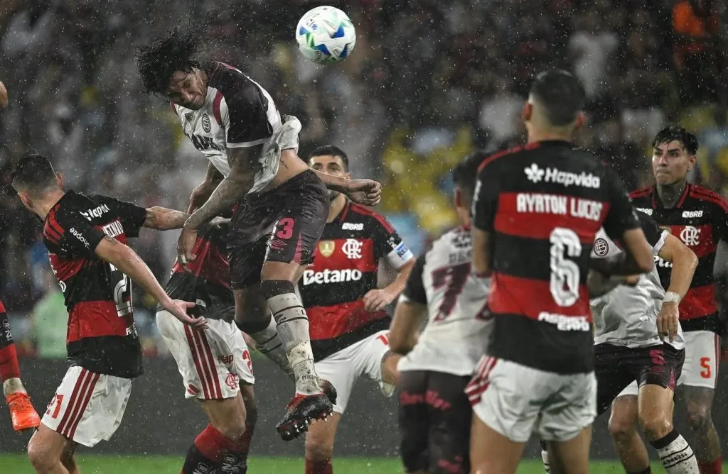 Flamengo vira no tempo normal, mas perde título para o Lanús na prorrogação