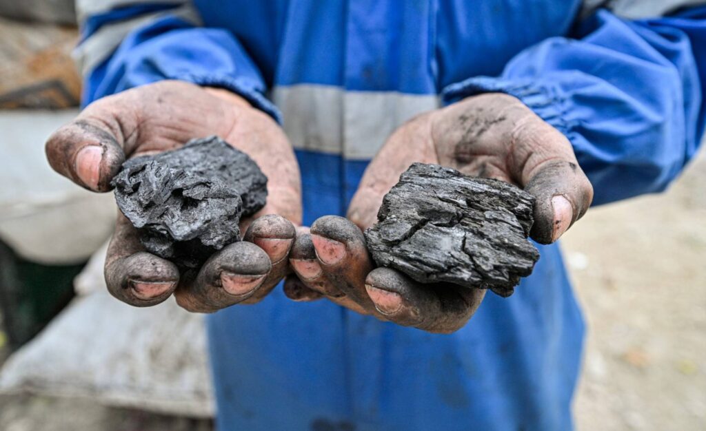 Cubanos recorrem a carvão e energia solar para driblar crise energética