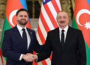 JD Vance chega ao Azerbaijão em viagem de paz após visitar a Armênia