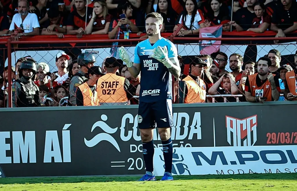 “Não tem nada ganho”, diz goleiro Tadeu após vitória do Goiás sobre Atlético