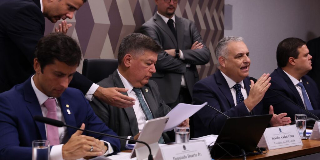 Reunião termina em confusão após atrito entre oposição e governo