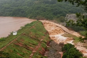 Mais de 100 pessoas são retiradas de casa por 'risco iminente de rompimento' de barragem em MG