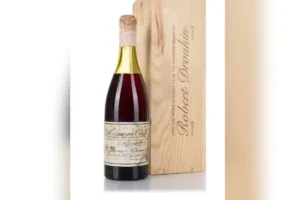 Garrafa de vinho francês de 1945 se torna a mais cara da história a ser vendida em leilão