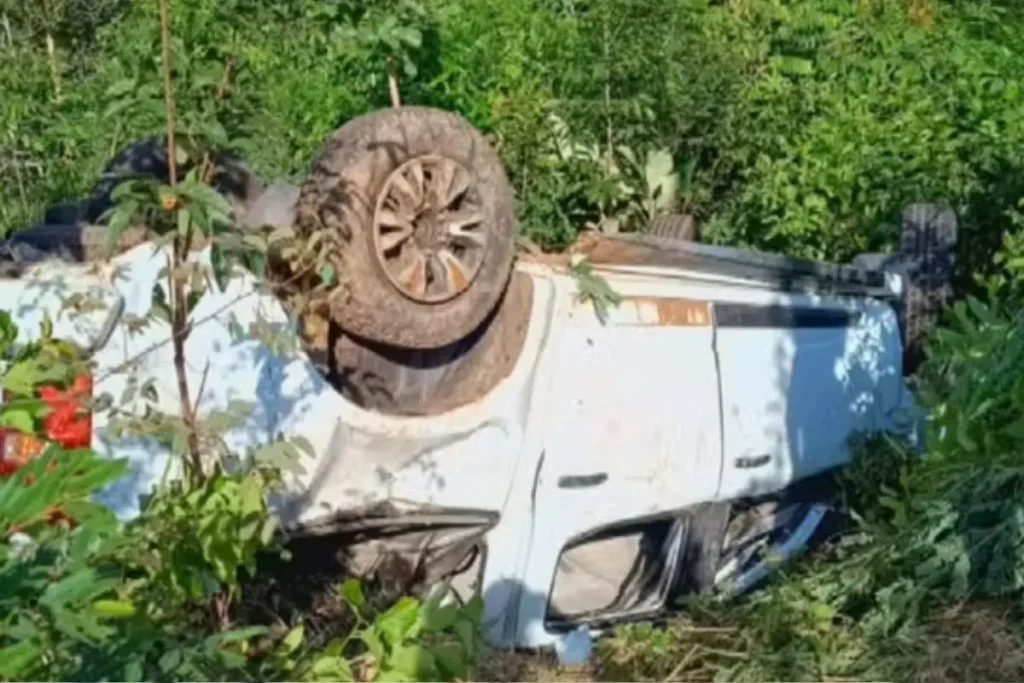 Motorista é indiciado por capotamento de caminhonete na GO-507