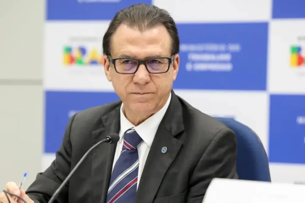 Fim da escala 6x1 não terá compensação para empresas, diz ministro