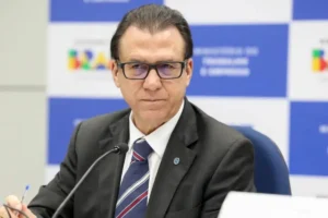 Fim da escala 6x1 não terá compensação para empresas, diz ministro