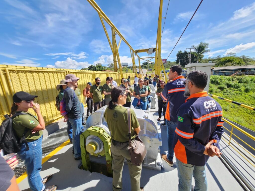 Servidores do Brasília Ambiental visitam usina hidrelétrica do Paranoá