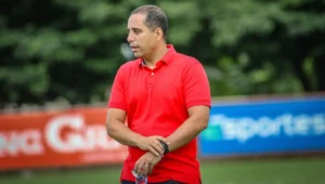 Mesmo classificado, Hugo Jorge Bravo afirma que todos serão cobrados e reclama de lesões no Vila Nova: “Açougue”